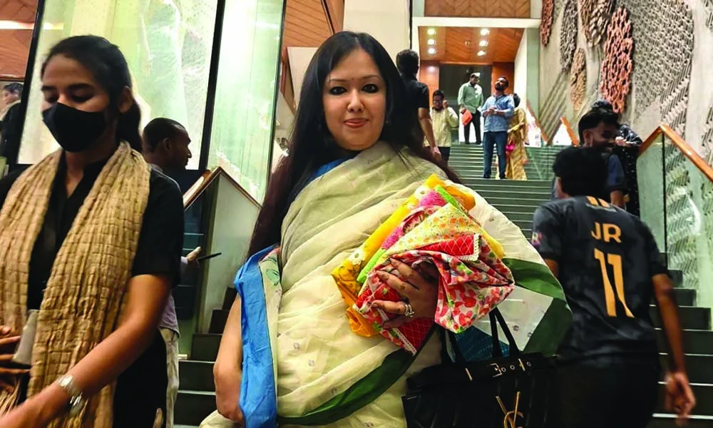 আড়ংয়ে ব্যাগ না দেওয়ায় হাতে কাপড় নিয়ে ফিরলেন রুমিন ফারহানা