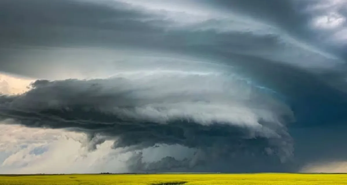 আজ রাতেই ১০ জেলায় আঘাত হানতে পারে প্রবল ঝড়