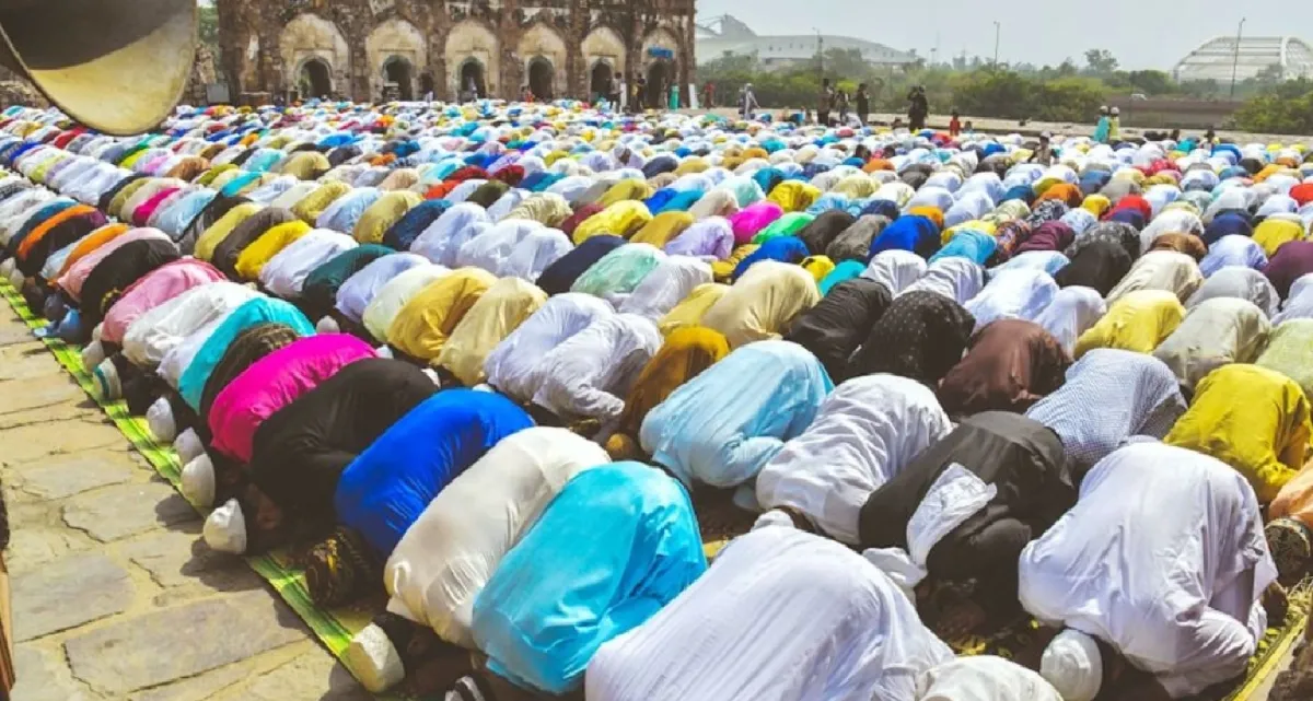 বছর ঘুরে আবার এল খুশির ঈদ