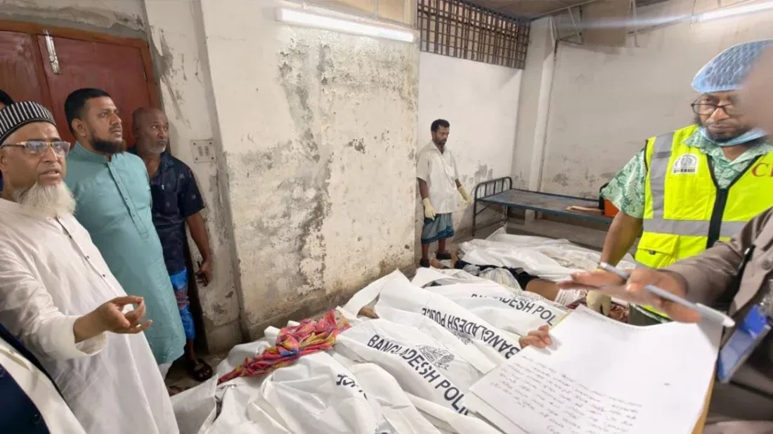 কুমিল্লায় ট্রেন দুর্ঘটনায় নিহতদের মরদেহ বাড়ি নিতে অ্যাম্বুলেন্স দিচ্ছে জামায়াত