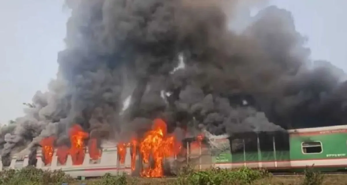 ঢাকাগামী ট্রেনে অগ্নিকাণ্ড