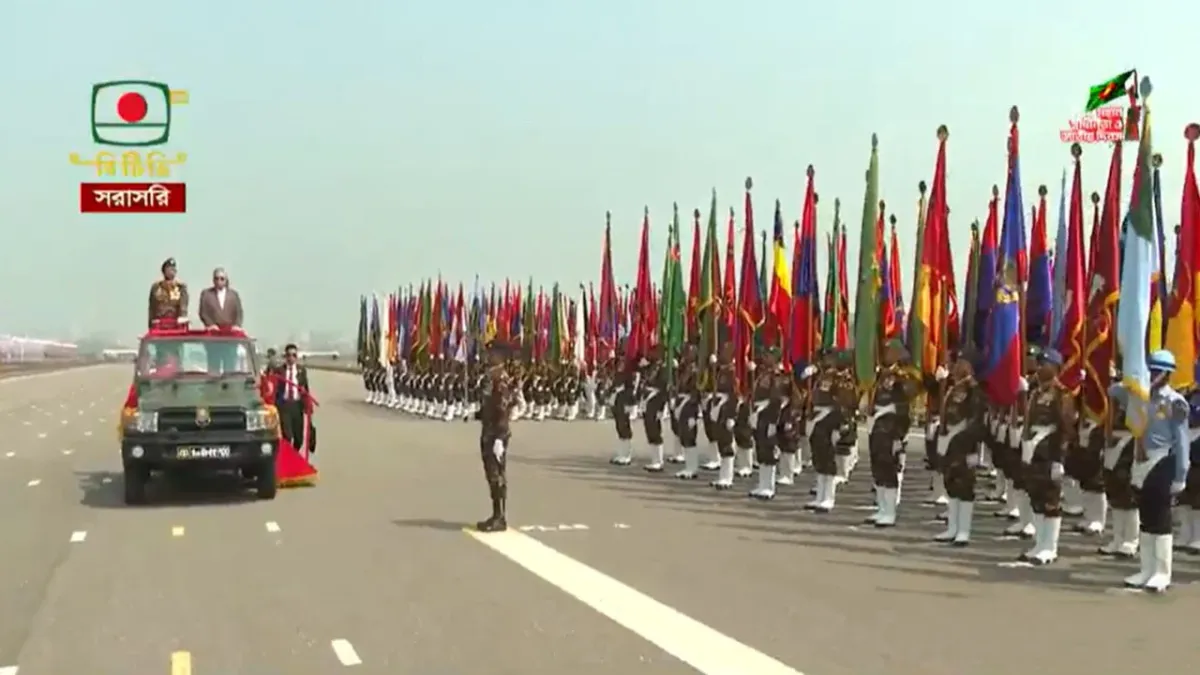 জাতীয় প্যারেড স্কয়ারে কুচকাওয়াজ শুরু, সালাম গ্রহণ করেছেন রাষ্ট্রপতি