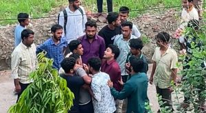 নোবিপ্রবিতে ছাত্রদল নেতাকে টেনেহিঁচড়ে ক্যাম্পাস থেকে বের করে দেওয়ার চেষ্টা