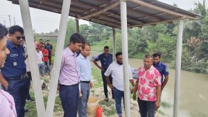 সাতক্ষীরার দেবহাটায় অপদ্রব্য পুশ করা চিংড়ি জব্দ ও জরিমানা