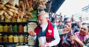 ছোট্ট এক দোকানে গিয়ে মোদি বলেলেন, ‘ভাই, ঝালমুড়ি খাওয়ান তো’
