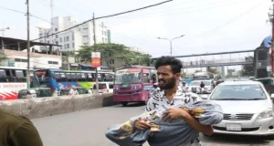 হামে মারা যাওয়া শিশুর নিথর দেহ নিয়ে হাঁটছেন যুবক, হৃদয়বিদারক দৃশ্য