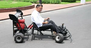 প্রধানমন্ত্রী নিজে চালালেন কলেজছাত্রের বানানো এই কার