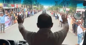৩০ কিমি রাস্তাজুড়ে হাজার হাজার লোকজনের স্লোগান দিয়ে সংবর্ধনা