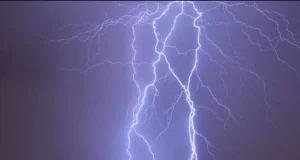 বজ্রপাতের সময় কী করা উচিৎ, রক্ষা পাওয়ার সঠিক উপায়