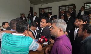 সুপ্রিম কোর্টে আওয়ামীপন্থী আইনজীবীদের বিরুদ্ধে বিএনপিপন্থীদের অবস্থান