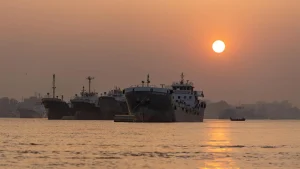 ৫ মে চট্টগ্রাম পৌঁছবে ১ লাখ টন অপরিশোধিত তেল: কর্মকর্তা