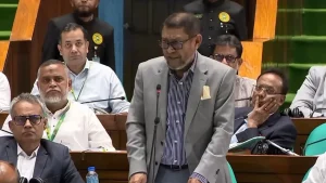 হাসপাতাল উন্নয়নের প্রতিশ্রুতি দিয়ে আলোচনার সময় বাড়ালেন স্বাস্থ্যমন্ত্রী