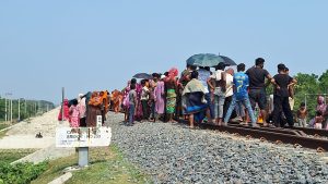 নড়াইলে ট্রেনের সামনে দাঁড়িয়ে মা ছেলের মৃত্যু