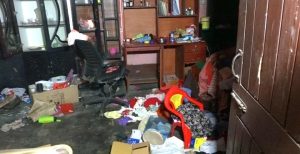 ডোমারে মামলার ভয় দেখিয়ে পাড়া ডাকাতি