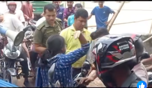 তেল নিতে এসে ইউএনওর থাপ্পর খেলেন যুবক,ভিডিও ভাইরাল