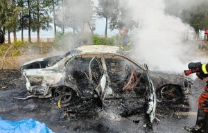 টেকনাফ মেরিন ড্রাইভে যাত্রীবাহী চলন্ত গাড়ি ভস্মিভূত