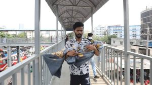 বাঁচানো গেল না হাম আক্রান্ত শিশু সাদমানকে, মরদেহ নিয়ে ফেরার ছবি ভাইরাল