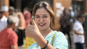 সংরক্ষিত আসনে বিএনপির মনোনয়নপত্র নিলেন অভিনেত্রী চমক