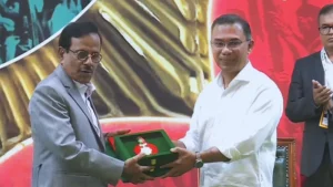 স্বাধীনতা পদক গ্রহণ করলেন হানিফ সংকেত