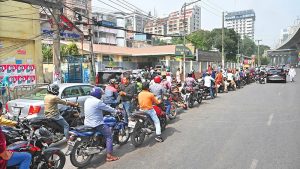 তেলের দাম বাড়লেও পাম্পে লাইন কমেনি