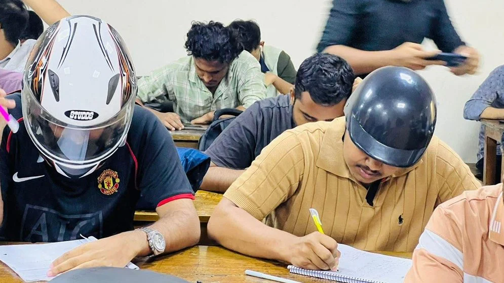 নিরাপত্তা শঙ্কায় হেলমেট পরে পরীক্ষার হলে জবি শিক্ষার্থীরা