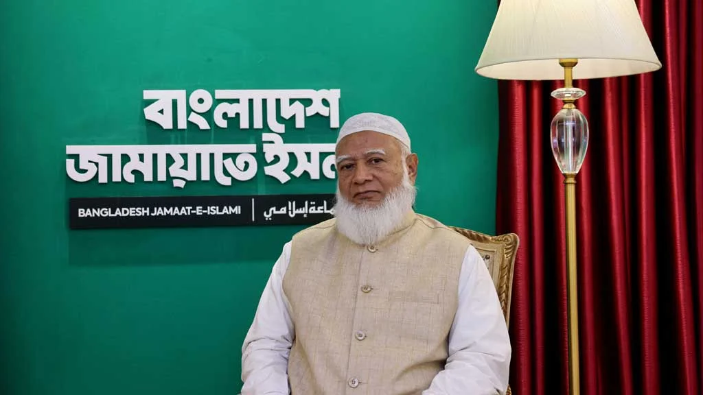 তেলের লাইনে বিরোধীদলীয় নেতার গাড়ি, হেঁটে যোগ দিলেন অনুষ্ঠানে