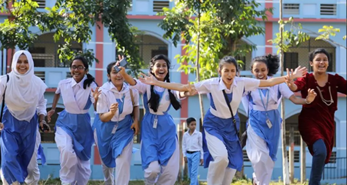 তবে কী শিক্ষাপ্রতিষ্ঠানে সাপ্তাহিক ছুটি কমবে? যা জানা গেল