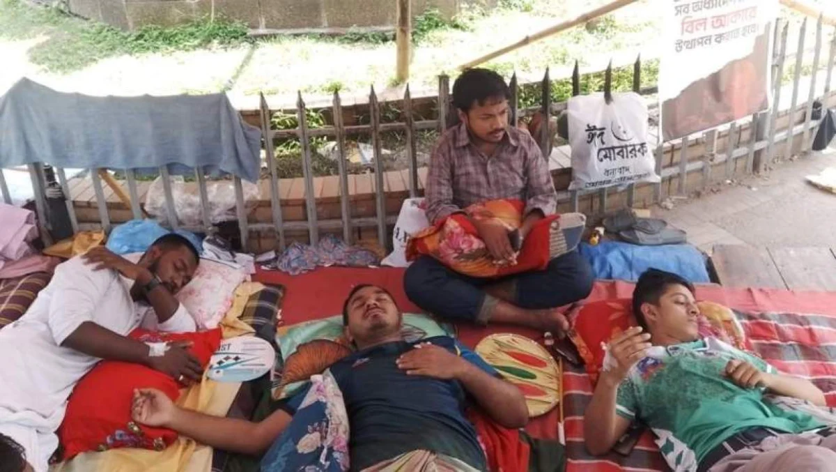 গণভোটের রায় দাবিতে অনশনের ৬৮ ঘণ্টা পার হলেও দাবি আদায়ে অনড় ঢাবি শিক্ষার্থীরা