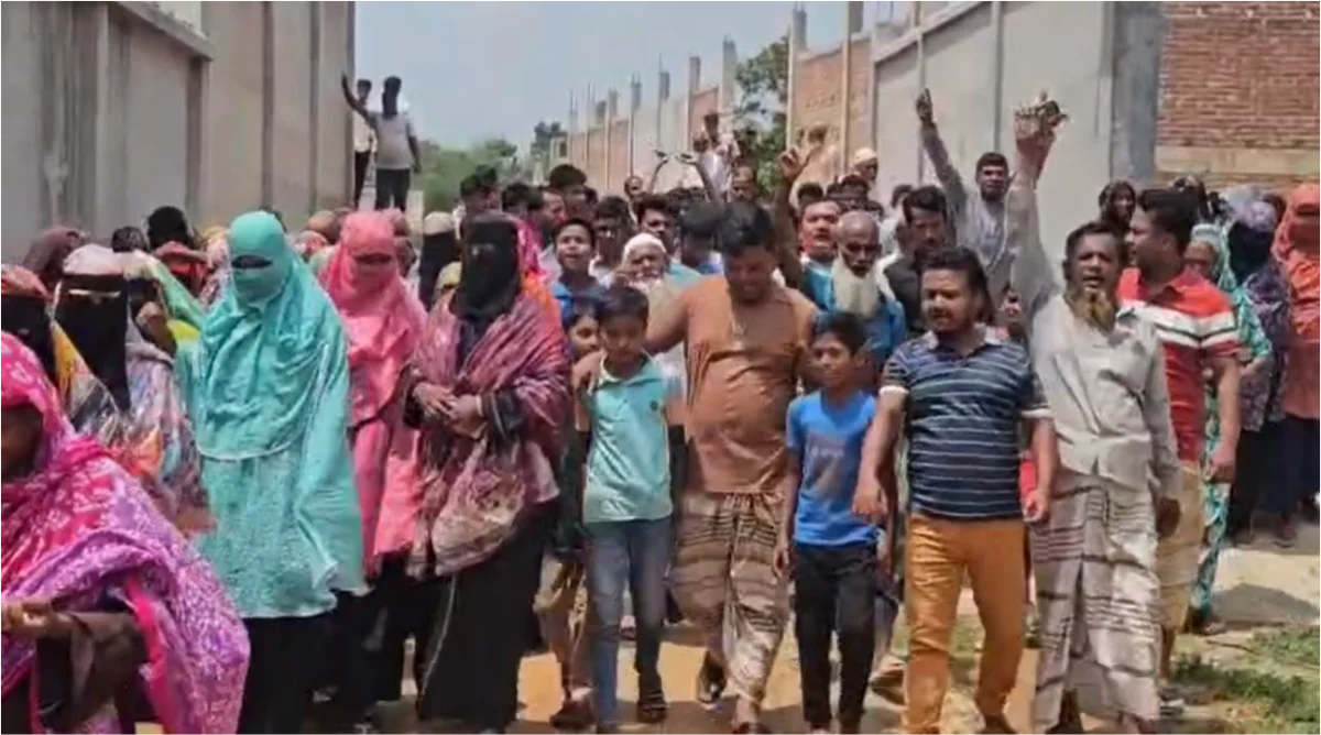 রূপগঞ্জে স্কুলে যাতায়াতের সড়ক প্রশস্তকরণে বাধার প্রতিবাদে মানববন্ধন