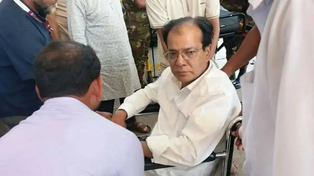 ত্রাণমন্ত্রীকে এয়ার অ্যাম্বুলেন্সে ঢাকায় এনে হাসপাতালে ভর্তি