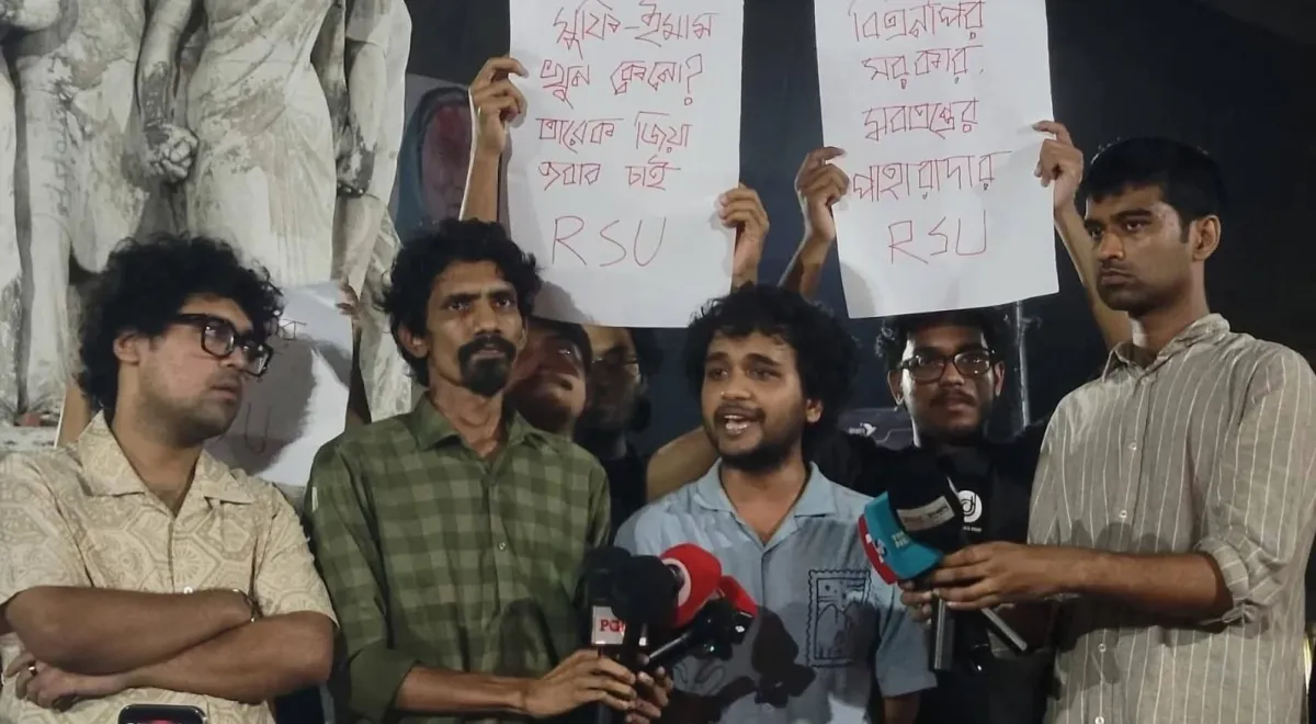 কুষ্টিয়ায় মাজারে হামলা ও পীর হত্যার প্রতিবাদে ঢাবিতে বিক্ষোভ