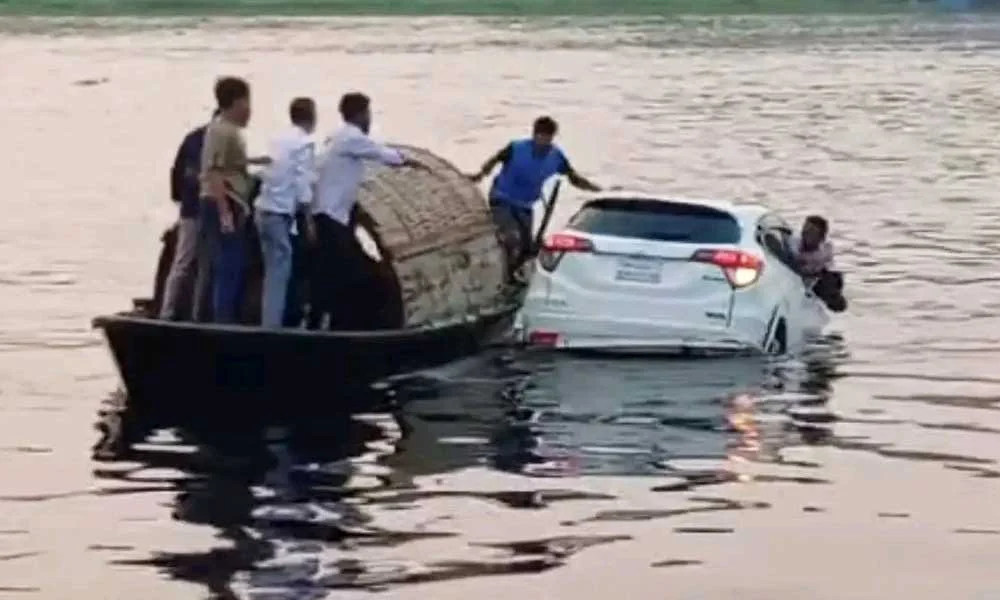 ফেরি থেকে নদীতে প্রাইভেট কার