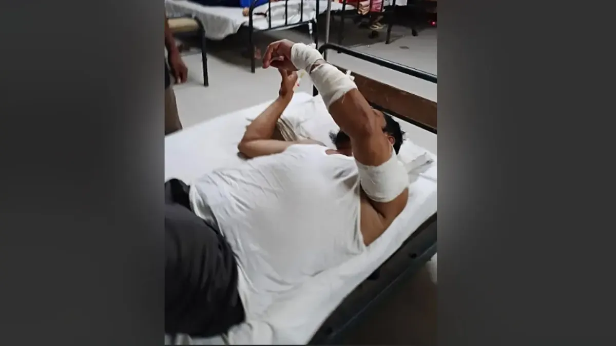 চাঁদা না পেয়ে কৃষকদল নেতাকে কুপিয়ে জখম, আবাসিক হোটেল ভাঙচুর