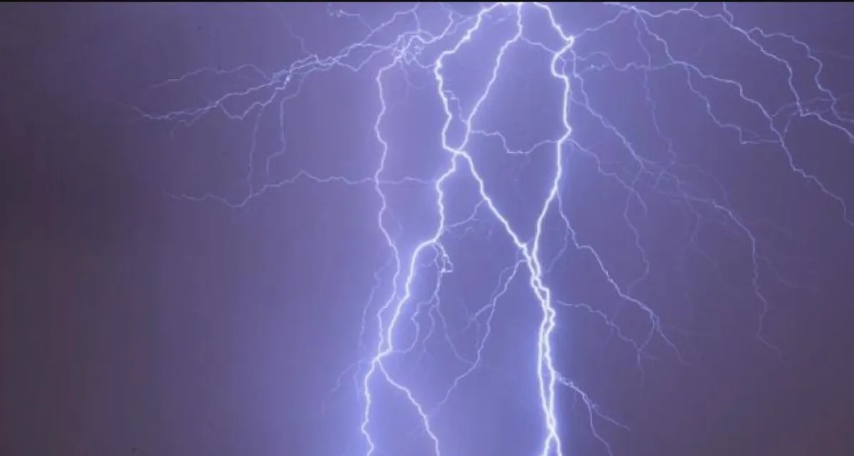 বজ্রপাতের সময় কী করা উচিৎ, রক্ষা পাওয়ার সঠিক উপায়