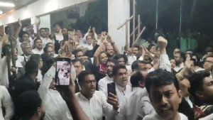 মনোনয়নপত্র বাতিল: সুপ্রিম কোর্টে আওয়ামী লীগ সমর্থিত আইনজীবীদের বিক্ষোভ মিছিল