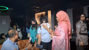 উত্তরায় মদের বারে অভিযান, নারীসহ ১৪০ জন গ্রেপ্তার