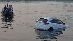 ফেরি থেকে পড়ে নদীতে ডুবলো প্রাইভেটকার, অল্পের জন্য বাঁচলেন চালক