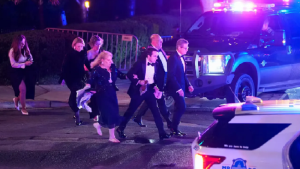 হোয়াইট হাউসের অনুষ্ঠানে গুলি, সরিয়ে নেওয়া হলো ট্রাম্পকে