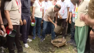 জিয়া খালে কোদাল হাতে মাটি কাটলেন প্রধানমন্ত্রী