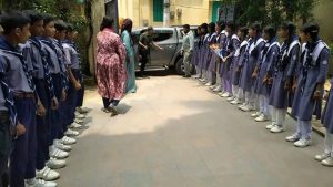 শিক্ষার্থীদের সড়কে দাঁড় করিয়ে ইউএনওকে ফুল দেওয়ার ঘটনায় বিতর্ক