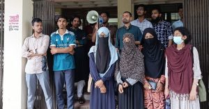 ‘ফ্যামিলি কার্ড, কৃষক কার্ড, বিচারের জন্য কোন কার্ড?’ রামিসা ইস্যুতে কুবিতে বিক্ষোভ
