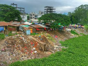বাজারের ময়লা-আবর্জনা সরাসরি ফেলা হচ্ছে নদীতে, পরিবেশ বিপর্যয়ের আশঙ্কা
