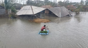 ঘূর্ণিঝড় আইলার ১৭ বছরেও কাটেনি উপকূলের ক্ষত, টেকসই বেড়িবাঁধের অপেক্ষায় লাখো মানুষ