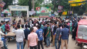শিক্ষক লাঞ্ছনার প্রতিবাদে সাতক্ষীরায় সড়ক অবরোধ, উত্তেজনার মুখে কোচিং সেন্টার বন্ধ