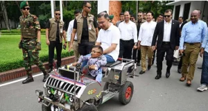 রিফাতের বানানো ‘স্মার্ট কারে’ চড়ে ঘুরলেন প্রধানমন্ত্রী তারেক রহমান