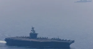 যুদ্ধজাহাজ শার্ল দ্য গোলকে আরব সাগরের দিকে এগোচ্ছে