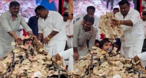 টাকার স্তূপের নিচে চাপা পড়েও গান চালিয়ে গেলেন এই শিল্পী!