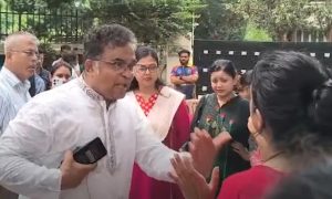 রাস্তায় নাটক করলে হবে না : উপাচার্যকে বললেন জাবি ছাত্রী
