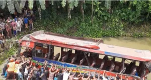 সংঘর্ষের পর উল্টে পুকুরে গিয়ে পড়ল যাত্রীবাহী বাস