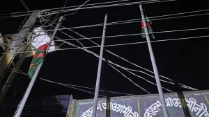 তালাবদ্ধ আওয়ামী লীগ কার্যালয়ে উড়ানো হলো জাতীয় ও দলীয় পতাকা